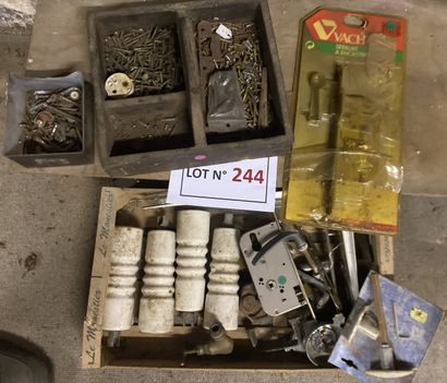 Lot de bricolage avec visseries, serrure,...