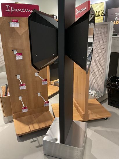 7 présentoirs dont 6 sur roulettes, 3 de...
