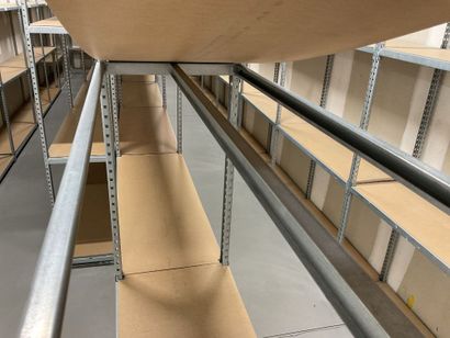 38 mètres linéaires d’étagères métalliques,...
