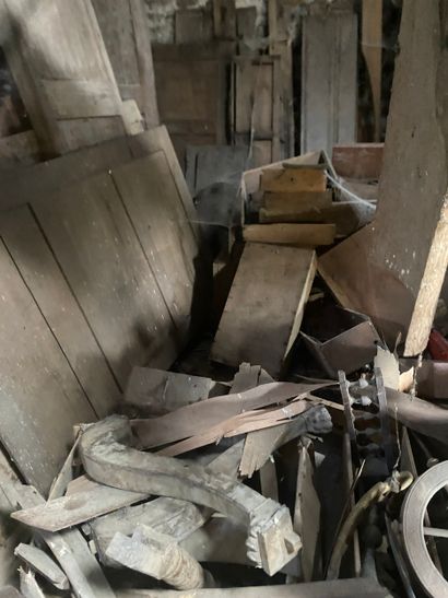 Grenier Droit: Accès réduit et plancher dangereux!...