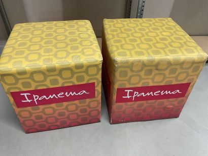 Paire de poufs au logo de la marque Ipanema,...