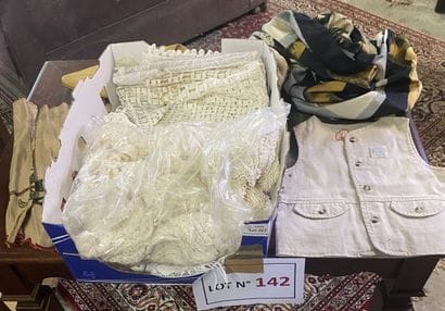Lot varia avec Foulards dt Torrente usagé,...