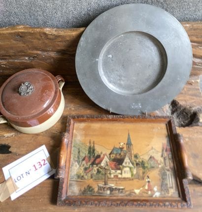 Lot comprenant : plat cardinal en étain armorié...