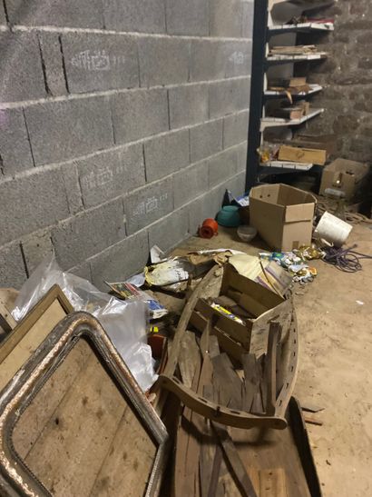 Lot de fonds de grenier en mobilier, étagère...