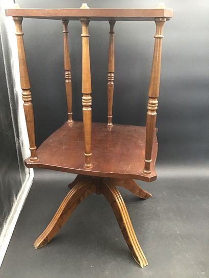 Table d’appoint et porte-revues
L’un en bois,...
