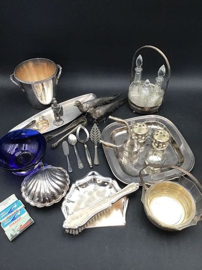 Lot de métal argenté et inox, en l’état,...