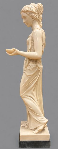 Statuette en résine représentant une déesse...