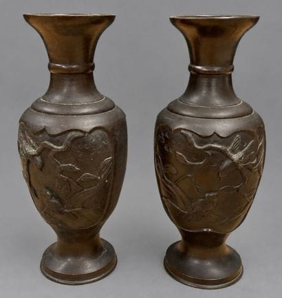 Paire de vases en métal à patine bronze,...