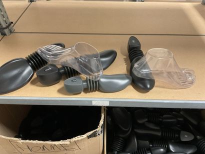 Plus de 600 embauchoirs pour chaussures,...