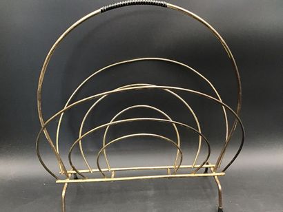 Table d’appoint et porte-revues
L’un en bois,...