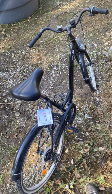 Vélo de ville dit féminin «City 30» en B...