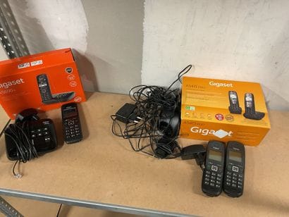 3 téléphones sans fil. 2 Gigaset AS 415 Duo....