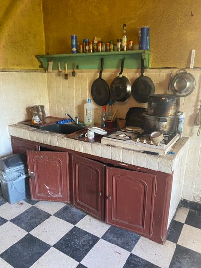Lot cuisine comprenant: petite table (97X74X78Ht)...