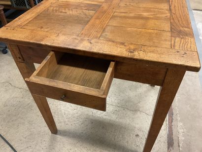 Table de jeux en bois naturel verni, 4 tiroirs...