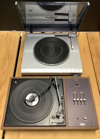 Regroupement de 2 platines disque vinyle.
-...