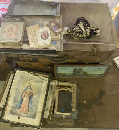 Lot religiosa comprenant deux vieilles valises,...