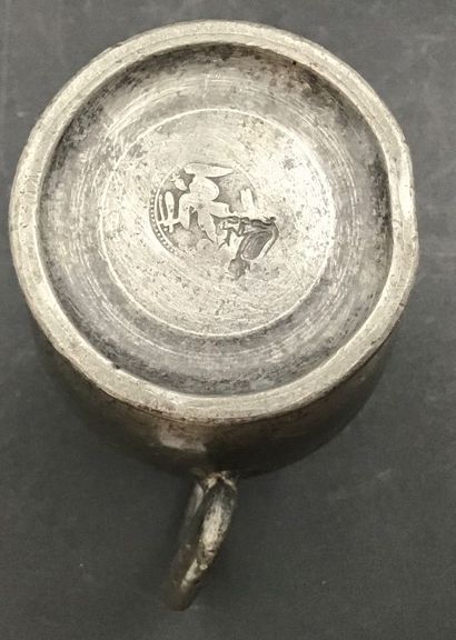 3 objets en étain comprenant :
- une bonbonnière...