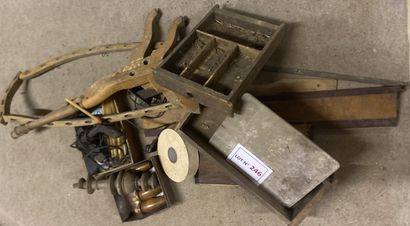 Lot ébéniste avec pistolet à colle, galerie...