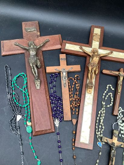 Regroupement de 6 crucifix de tailles et...