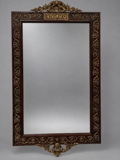 Miroir en bois à décor de feuillage et d’anges...