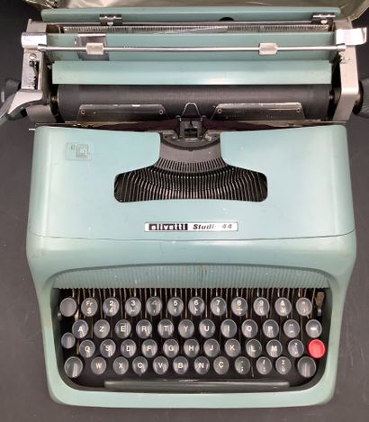 Machine à écrire de bureau de marque Olivetti...