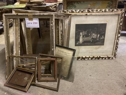 Lot grenier comprenant important lot de cadres...