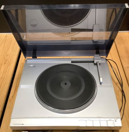 Regroupement de 2 platines disque vinyle.
-...