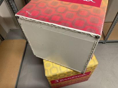 Paire de poufs au logo de la marque Ipanema,...