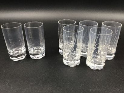 DAUM, 7 verres à liqueur, hauteur 7,5 cm.
5...
