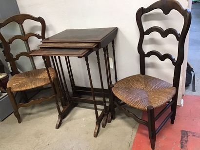 3 tables gigognes, pieds fuseaux et 2 chaises...