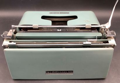 Machine à écrire de bureau de marque Olivetti...