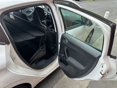 PEUGEOT 208 Immatriculée : EA-312-WR 
Phase...