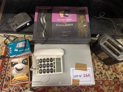 Lot varia comprenant: lecteur DVD Astron,...