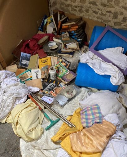 Fonds de grenier au 1er étage, facile d’accès,...