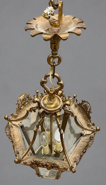 Lanterne en bronze style Louis XVI. Environ...