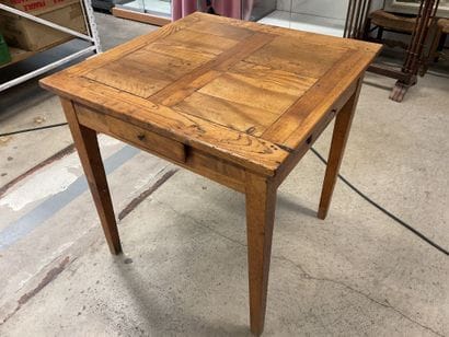 Table de jeux en bois naturel verni, 4 tiroirs...