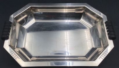 2 plats en métal argenté , l’un est rectangulaire...