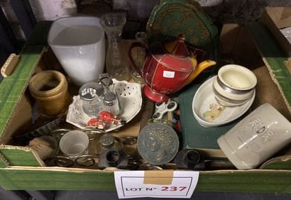 Lot de petite brocante avec vaisselles et...