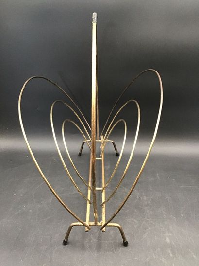 Table d’appoint et porte-revues
L’un en bois,...