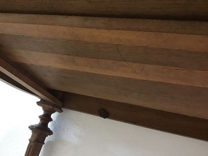 Petite table de milieu, en l’état. 56 X 90...