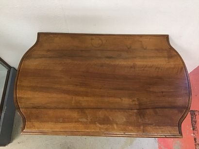 Petite table de milieu, en l’état. 56 X 90...
