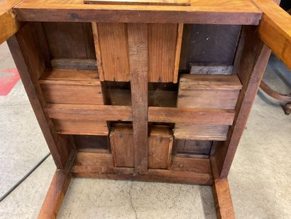 Table de jeux en bois naturel verni, 4 tiroirs...