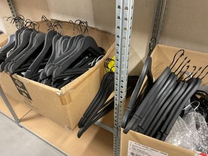 50 cintres en bois noirs en bon état. On...