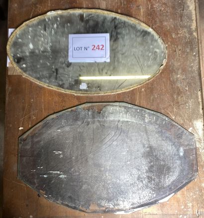Lot de deux miroirs de formes ovales (63X38Ht+)....