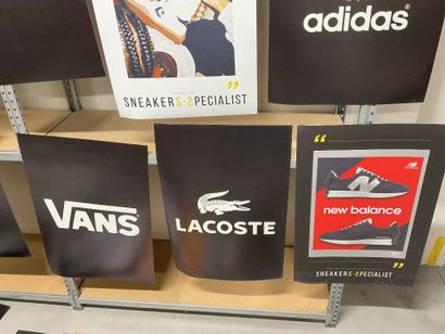 Une cinquantaine d’affiches publicitaires...
