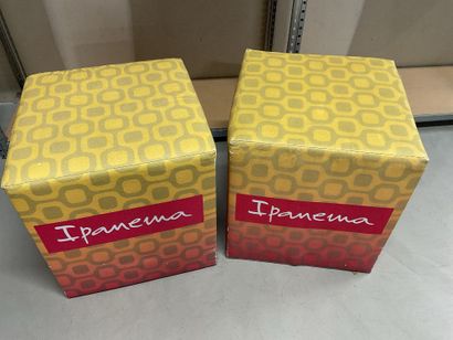 Paire de poufs au logo de la marque Ipanema,...
