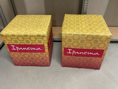 Paire de poufs au logo de la marque Ipanema,...