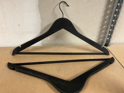 50 cintres en bois noirs en bon état. On...
