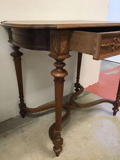 Petite table de milieu, en l’état. 56 X 90...