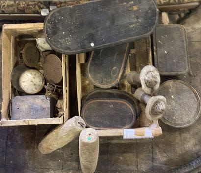 Lot grenier avec horlogerie ancienne, dans...